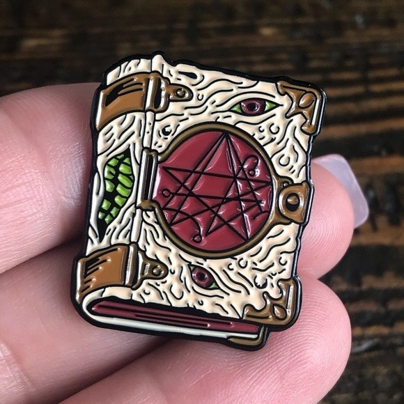 Harry Potter MONSTER Book Collectible Enamel Pin 746 - Picture 1 of 6